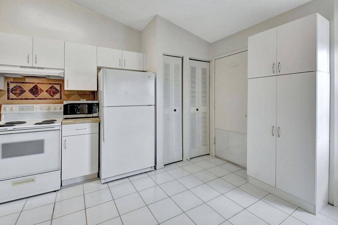 Active With Contract: $355,000 (2 beds, 2 baths, 1175 Square Feet)