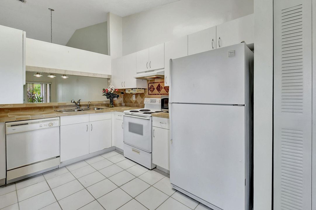 Active With Contract: $355,000 (2 beds, 2 baths, 1175 Square Feet)