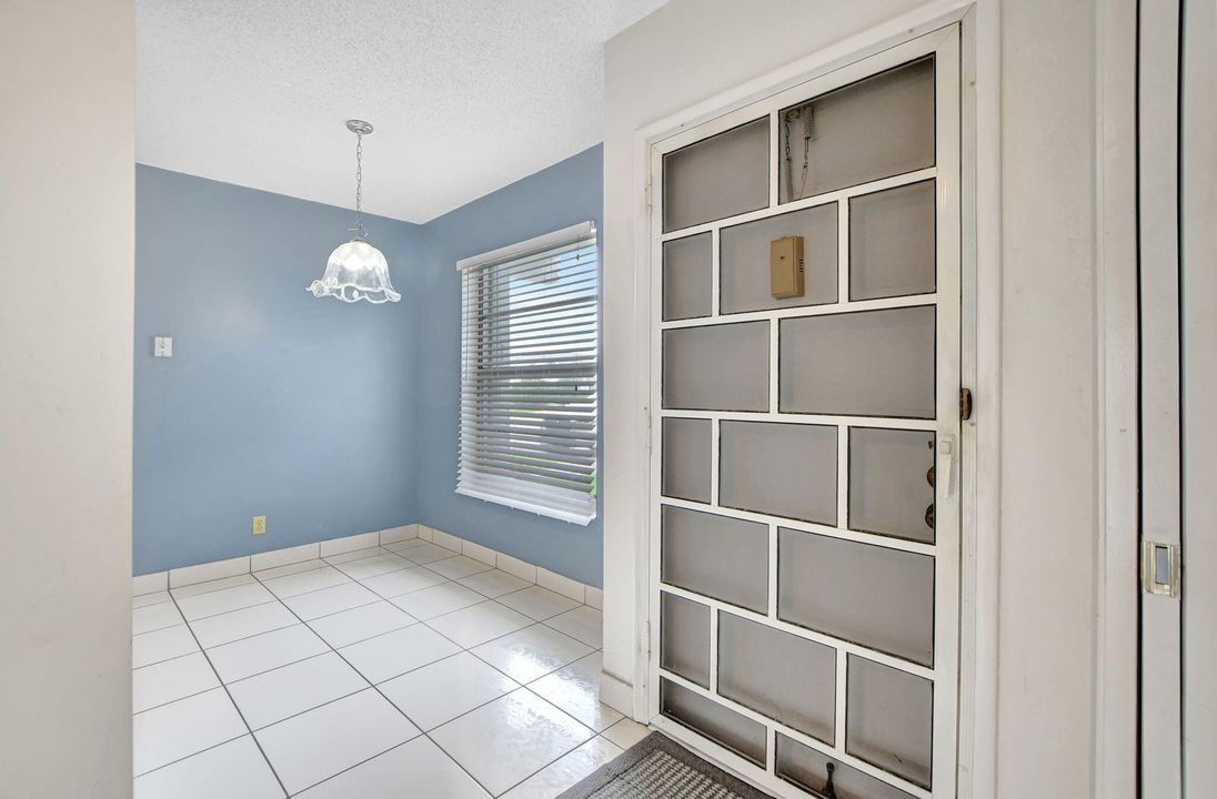 For Sale: $215,000 (2 beds, 2 baths, 1167 Square Feet)