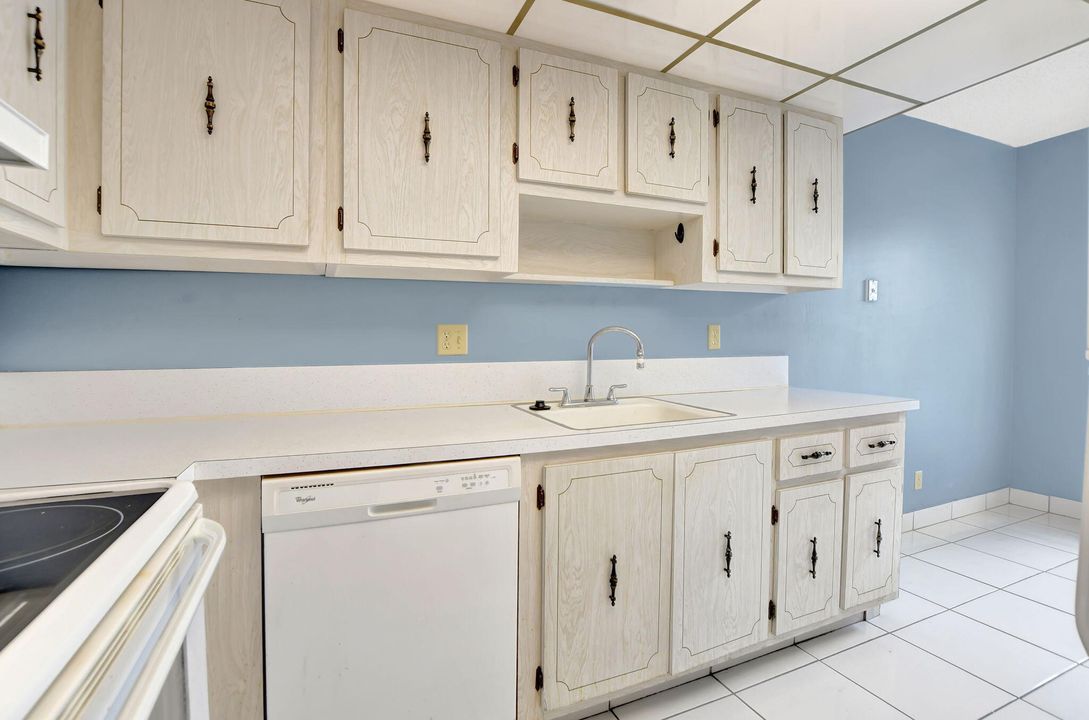 For Sale: $215,000 (2 beds, 2 baths, 1167 Square Feet)