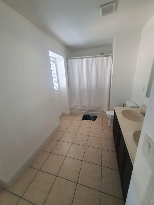 For Rent: $2,500 (4 beds, 2 baths, 1679 Square Feet)