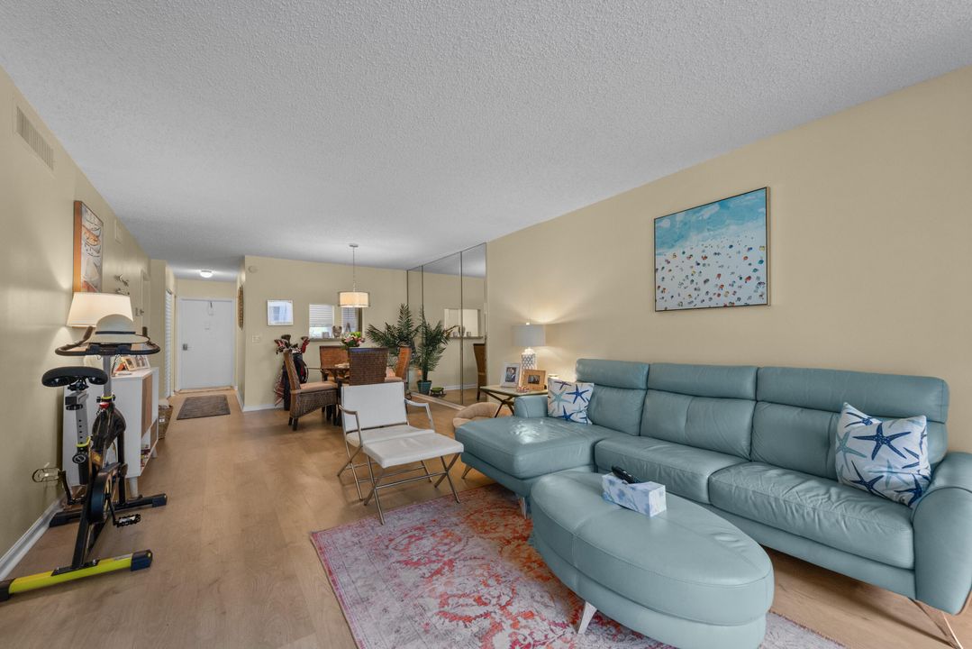 Active With Contract: $1,800 (2 beds, 2 baths, 963 Square Feet)