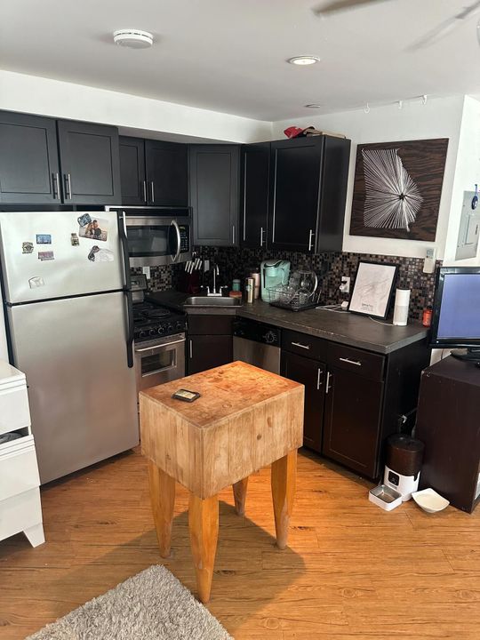 Active With Contract: $1,550 (1 beds, 1 baths, 318 Square Feet)