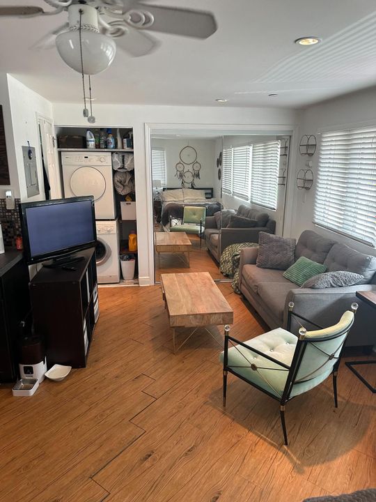 Active With Contract: $1,550 (1 beds, 1 baths, 318 Square Feet)