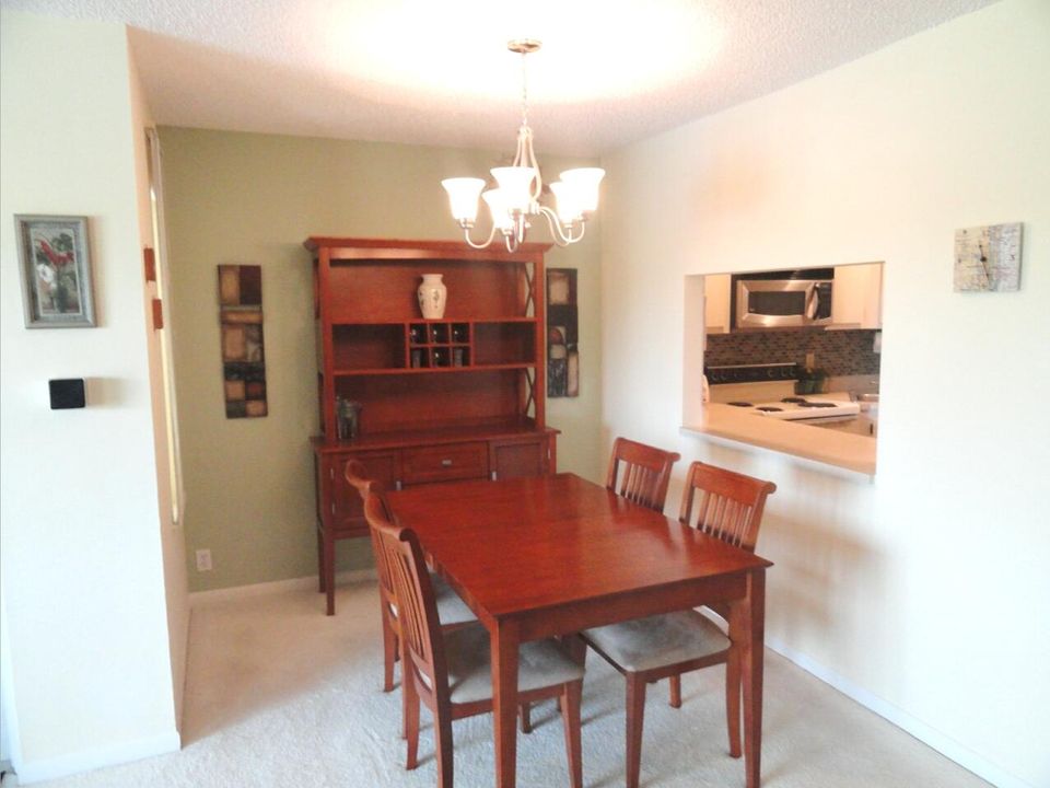 For Sale: $184,900 (2 beds, 2 baths, 1111 Square Feet)