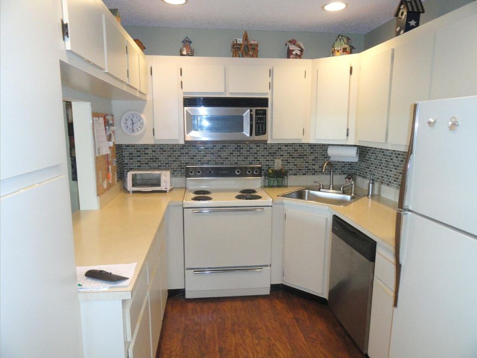 For Sale: $184,900 (2 beds, 2 baths, 1111 Square Feet)