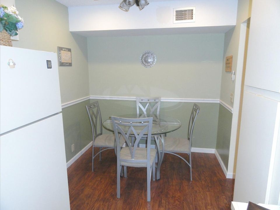 For Sale: $184,900 (2 beds, 2 baths, 1111 Square Feet)