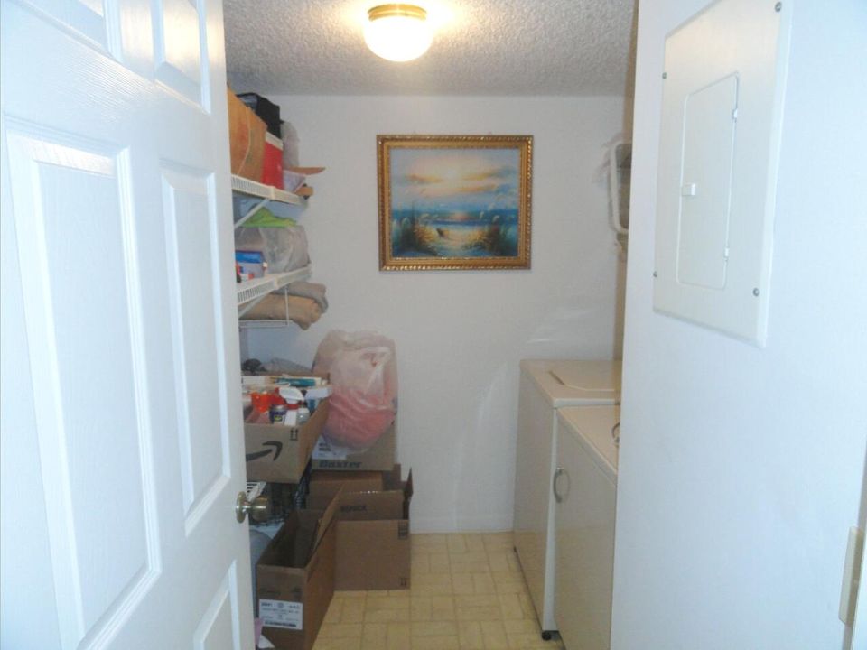For Sale: $184,900 (2 beds, 2 baths, 1111 Square Feet)