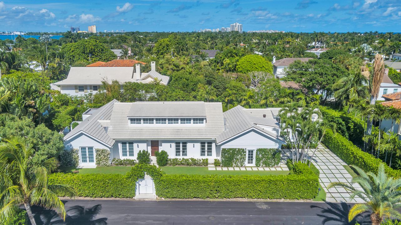 Active With Contract: $10,400,000 (8 beds, 8 baths, 5823 Square Feet)