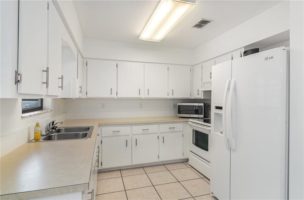For Sale: $284,900 (2 beds, 2 baths, 1016 Square Feet)