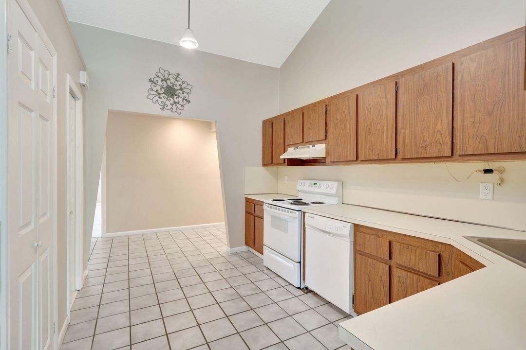 Active With Contract: $318,000 (2 beds, 2 baths, 1318 Square Feet)