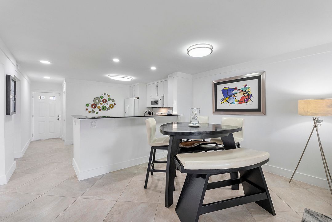 Active With Contract: $335,000 (2 beds, 2 baths, 1227 Square Feet)