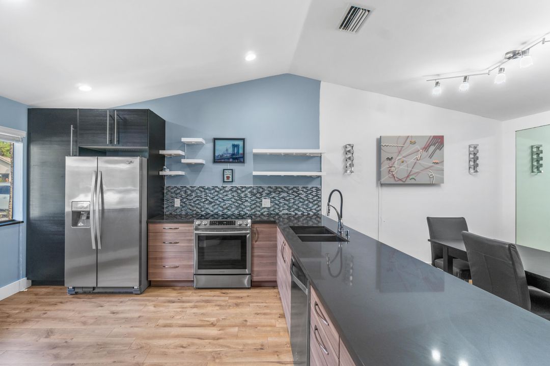 Active With Contract: $350,000 (2 beds, 2 baths, 1113 Square Feet)