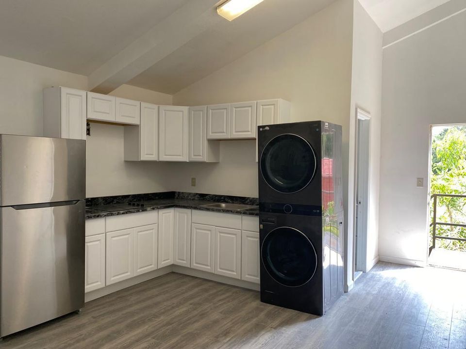 For Rent: $2,000 (2 beds, 1 baths, 945 Square Feet)