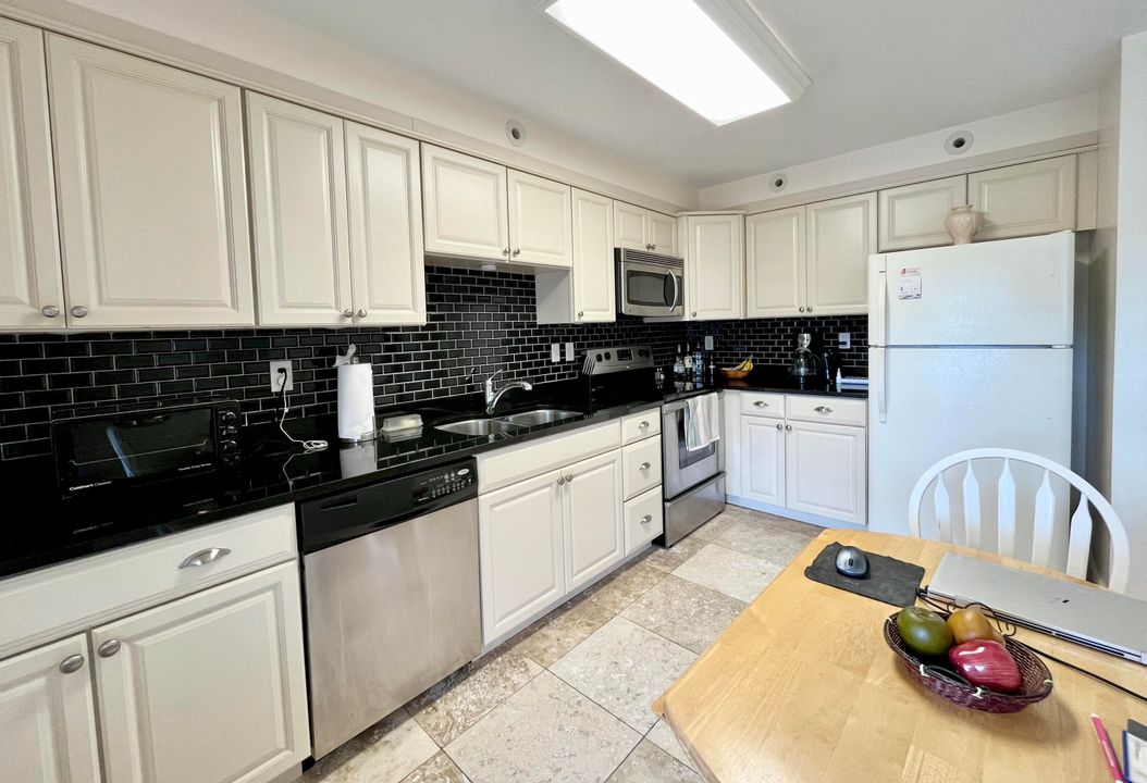 For Sale: $225,000 (2 beds, 2 baths, 1040 Square Feet)