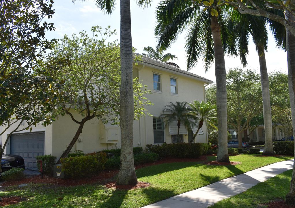 Active With Contract: $3,000 (3 beds, 2 baths, 1334 Square Feet)