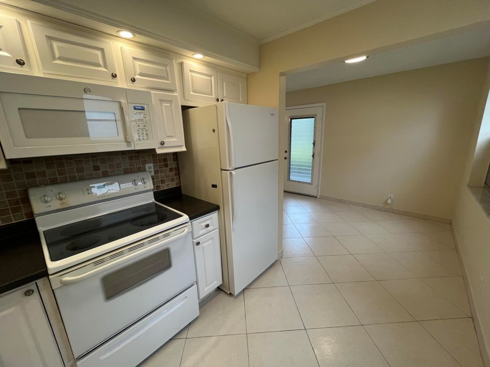 Active With Contract: $138,250 (2 beds, 2 baths, 907 Square Feet)