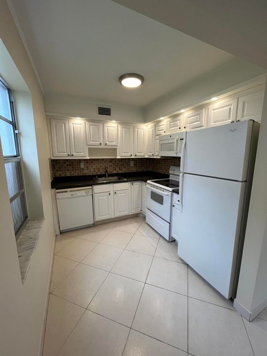 Active With Contract: $138,250 (2 beds, 2 baths, 907 Square Feet)