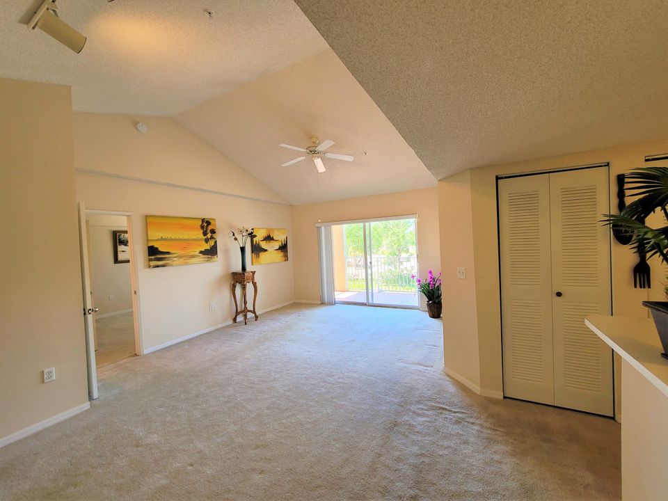 Active With Contract: $1,800 (2 beds, 2 baths, 1127 Square Feet)
