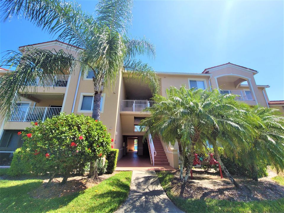 Active With Contract: $1,800 (2 beds, 2 baths, 1127 Square Feet)