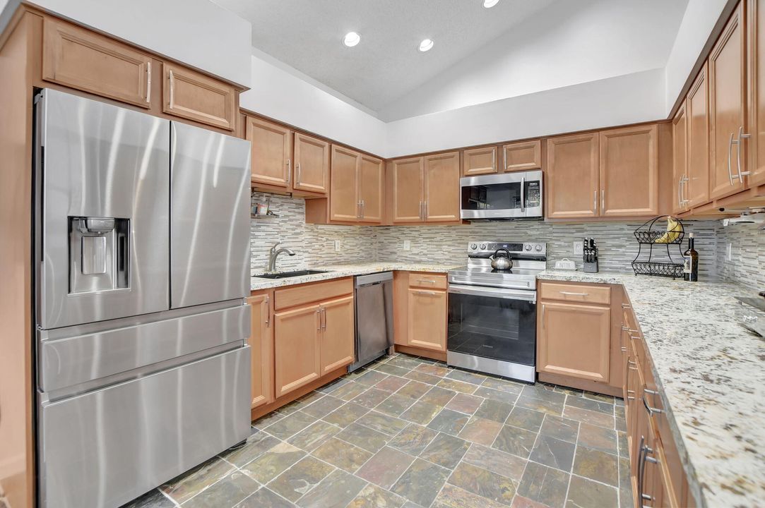 Active With Contract: $10,000 (3 beds, 2 baths, 1629 Square Feet)