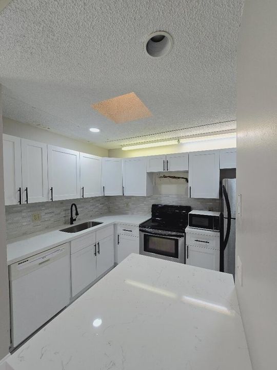 For Sale: $264,900 (2 beds, 2 baths, 951 Square Feet)