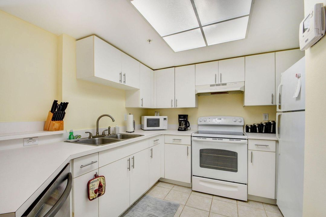 For Sale: $320,000 (2 beds, 2 baths, 1112 Square Feet)