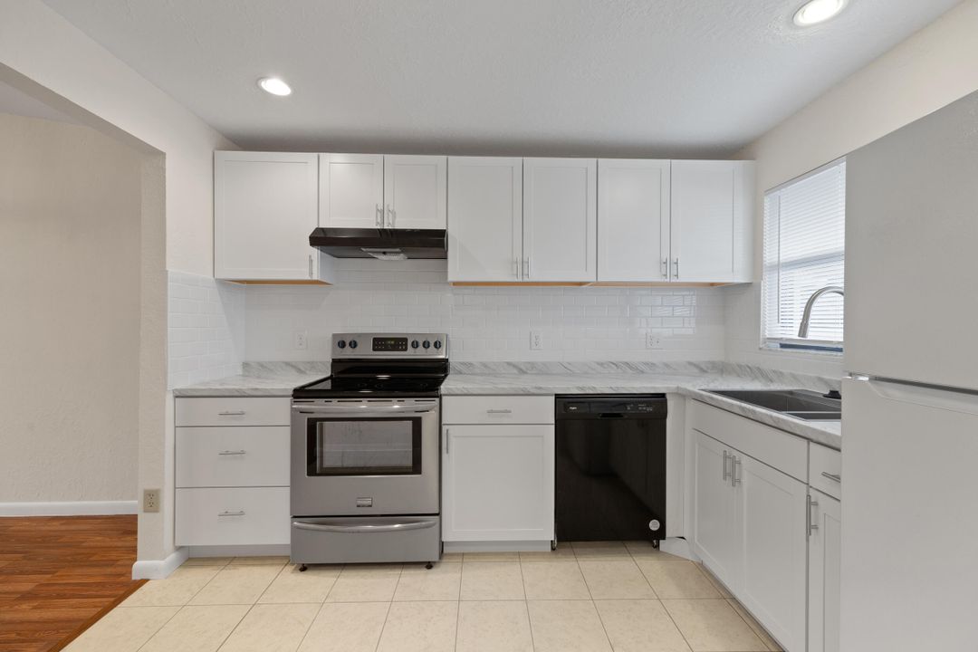 Active With Contract: $214,900 (2 beds, 2 baths, 1021 Square Feet)