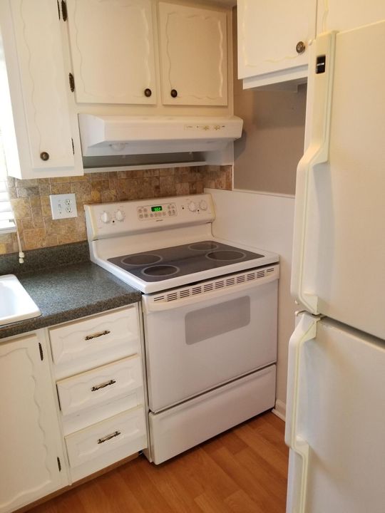 For Sale: $108,000 (1 beds, 1 baths, 611 Square Feet)