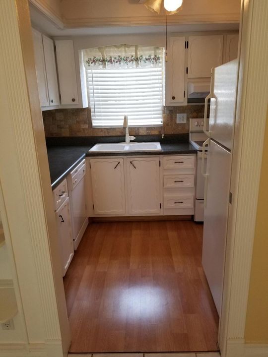 For Sale: $109,000 (1 beds, 1 baths, 611 Square Feet)