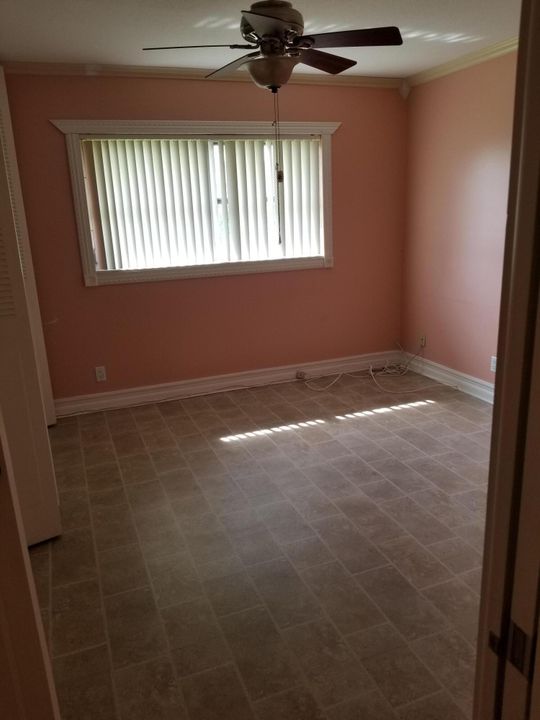 For Sale: $109,000 (1 beds, 1 baths, 611 Square Feet)