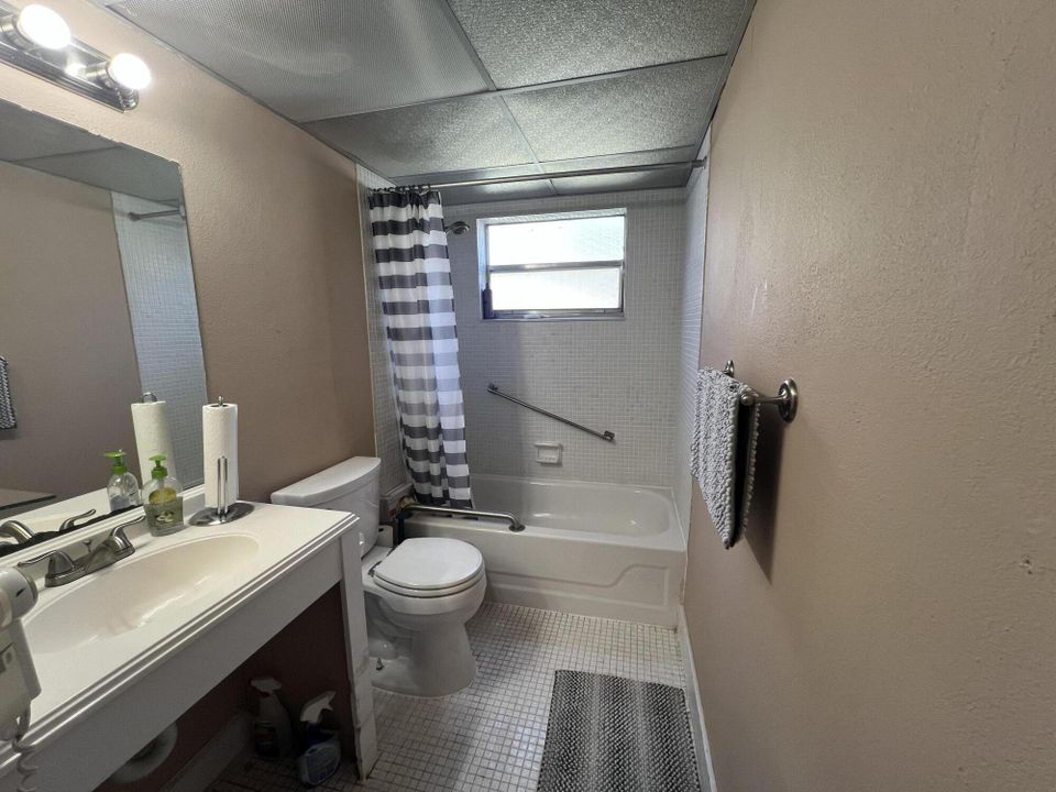 For Sale: $102,500 (2 beds, 2 baths, 880 Square Feet)