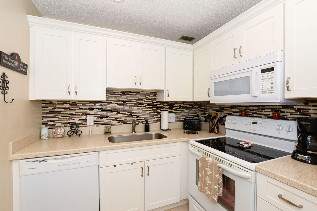 For Sale: $230,000 (2 beds, 2 baths, 962 Square Feet)