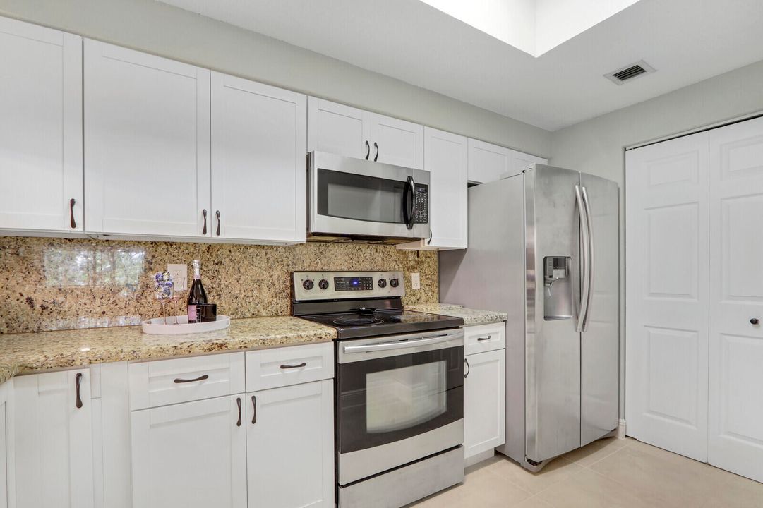 Active With Contract: $2,350 (1 beds, 1 baths, 819 Square Feet)