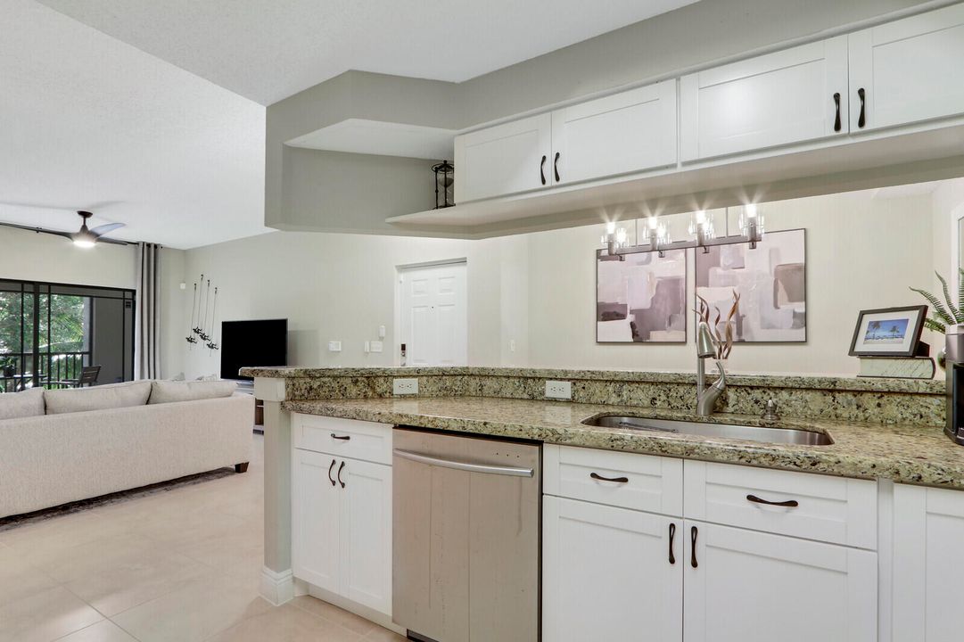 Active With Contract: $2,350 (1 beds, 1 baths, 819 Square Feet)