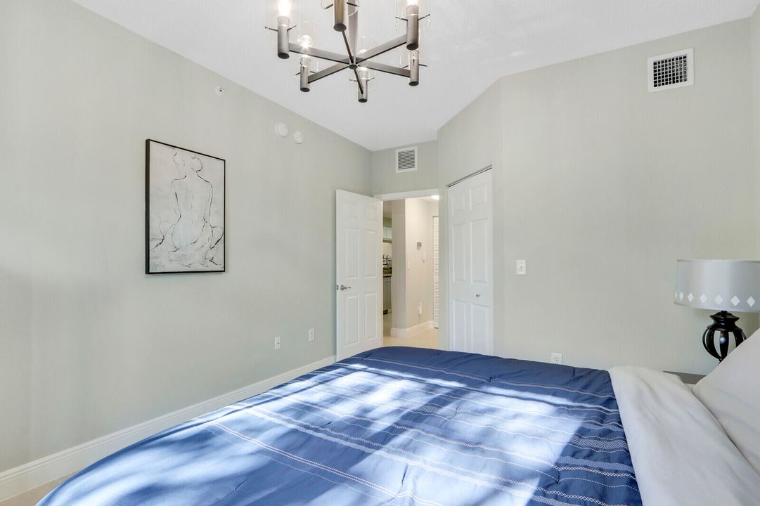 Active With Contract: $2,350 (1 beds, 1 baths, 819 Square Feet)