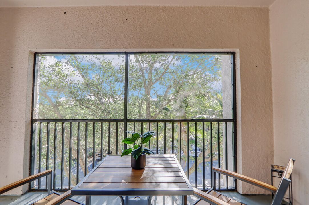 Active With Contract: $2,350 (1 beds, 1 baths, 819 Square Feet)