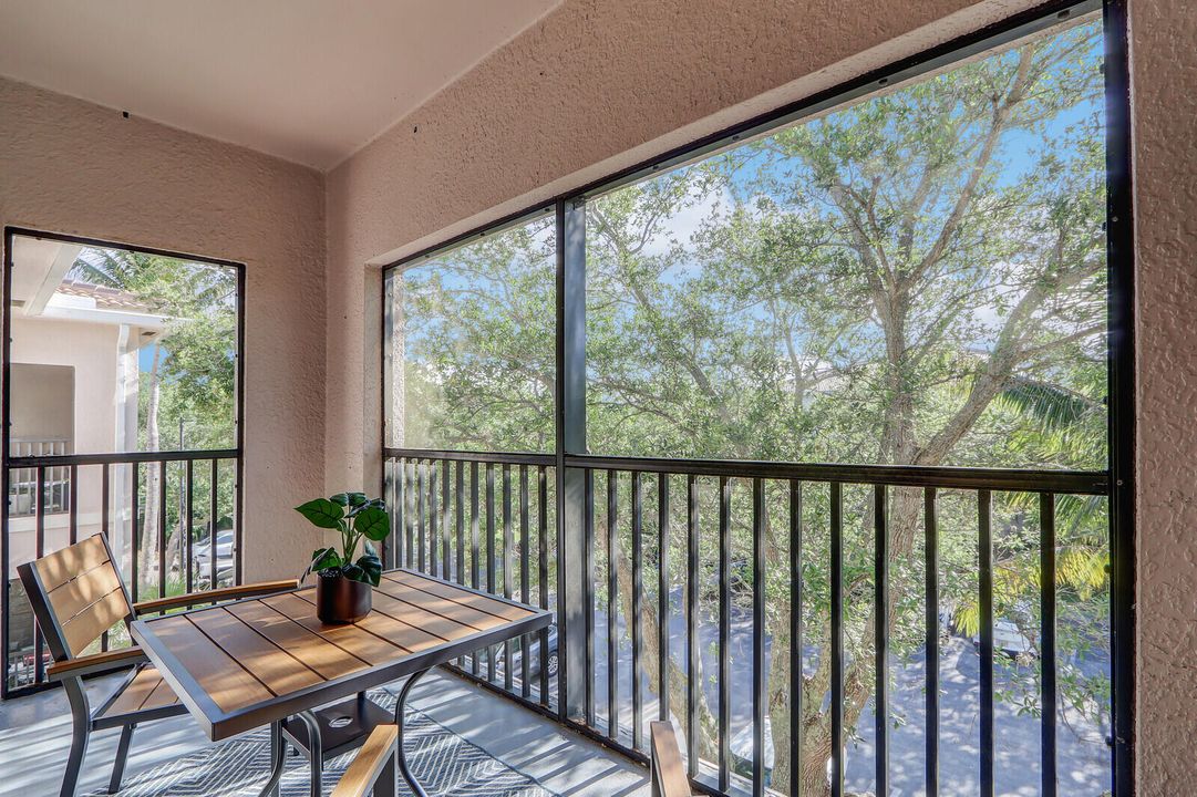 Active With Contract: $2,350 (1 beds, 1 baths, 819 Square Feet)
