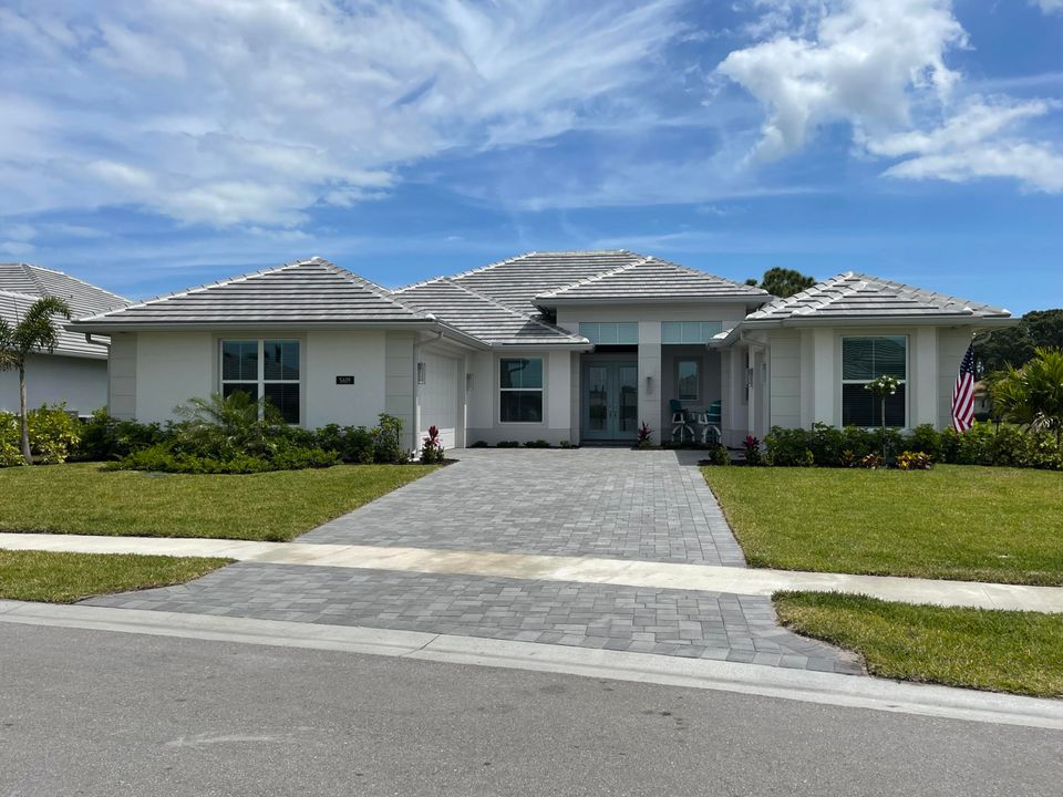Recently Sold: $1,371,630 (3 beds, 3 baths, 2594 Square Feet)