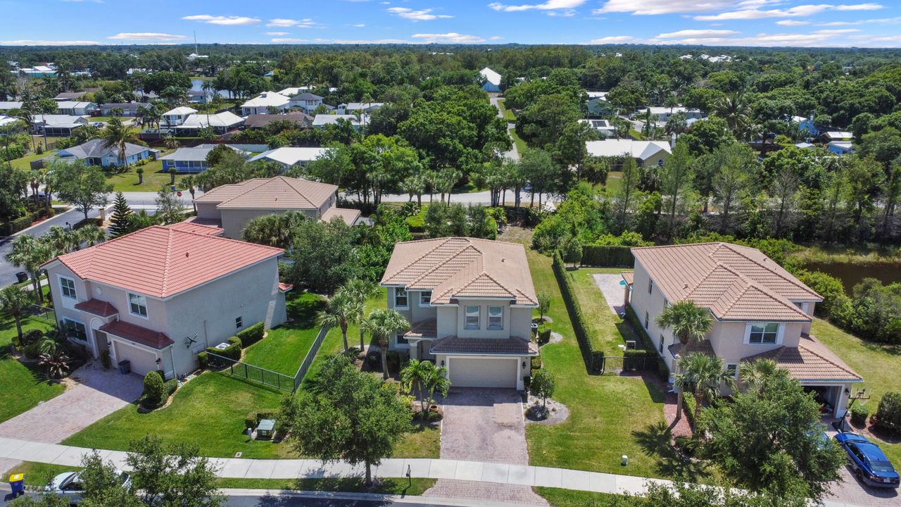 Active With Contract: $542,000 (4 beds, 2 baths, 2076 Square Feet)
