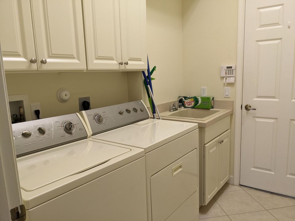 Active With Contract: $3,200 (3 beds, 2 baths, 1859 Square Feet)