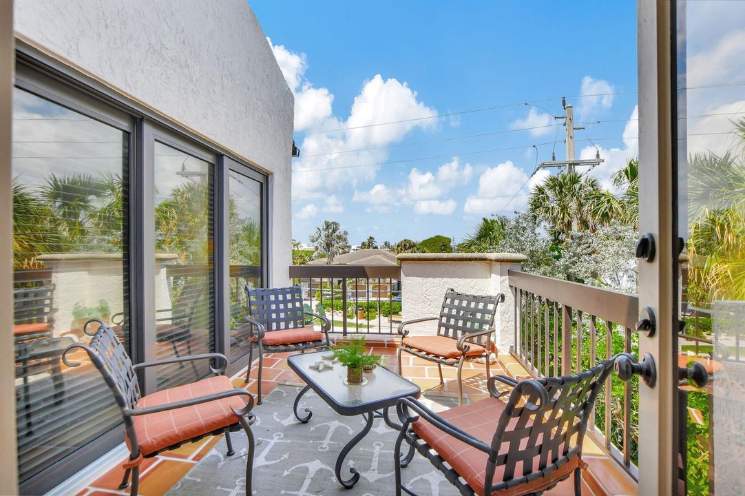 Active With Contract: $2,200,000 (3 beds, 2 baths, 2079 Square Feet)