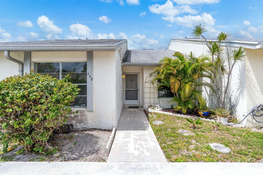 Active With Contract: $349,000 (2 beds, 2 baths, 1049 Square Feet)