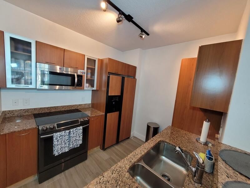 For Sale: $404,000 (1 beds, 1 baths, 782 Square Feet)