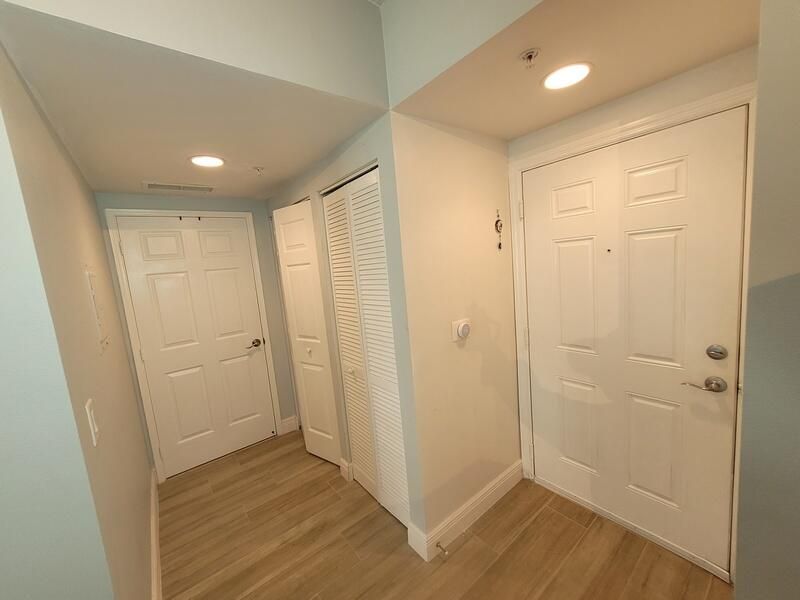 For Sale: $404,000 (1 beds, 1 baths, 782 Square Feet)