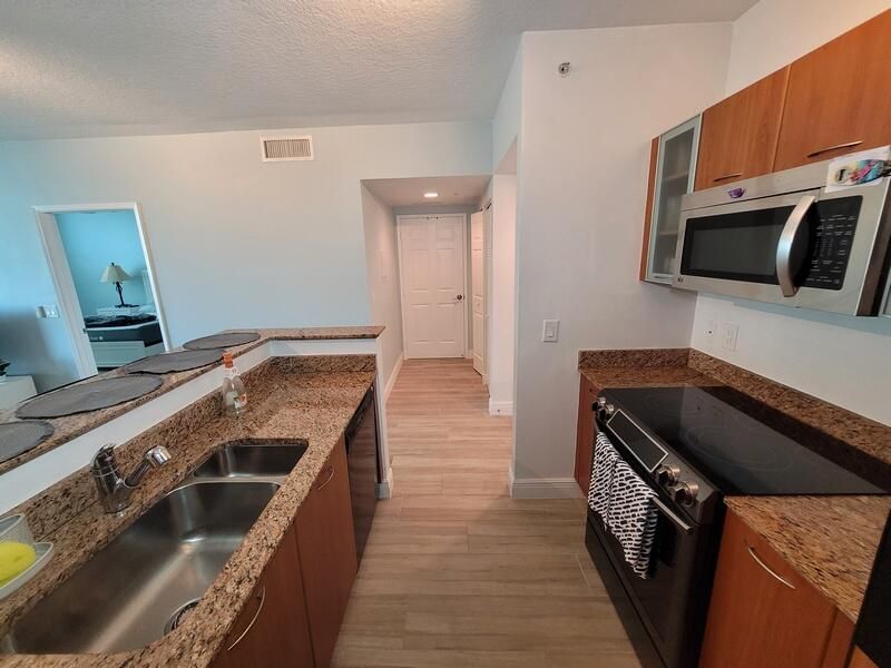 For Sale: $404,000 (1 beds, 1 baths, 782 Square Feet)