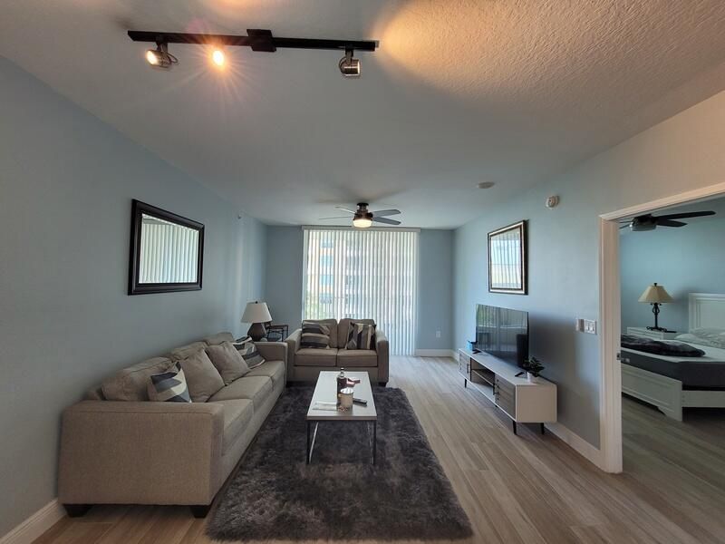 For Sale: $404,000 (1 beds, 1 baths, 782 Square Feet)