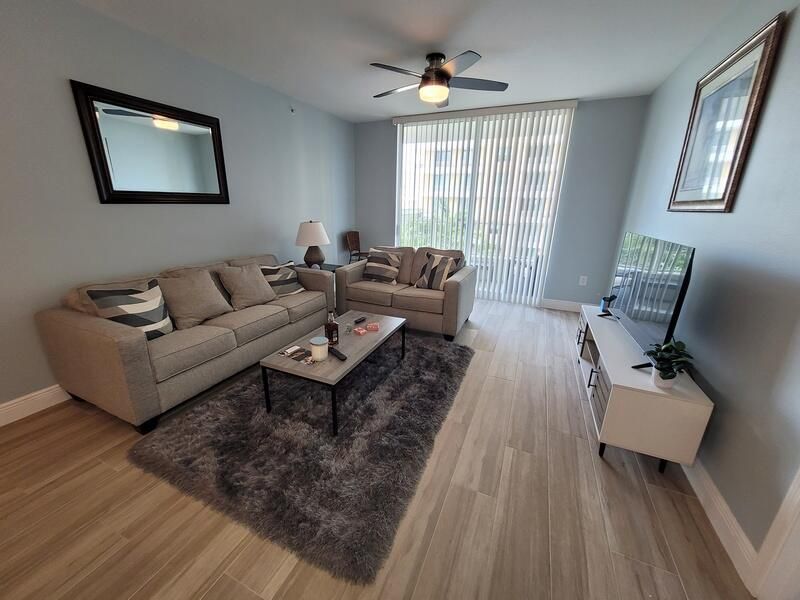 For Sale: $404,000 (1 beds, 1 baths, 782 Square Feet)