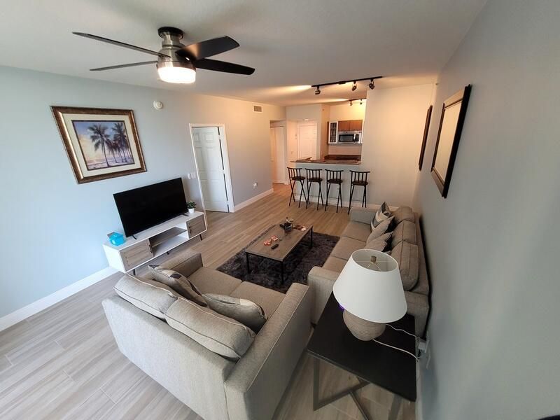 For Sale: $404,000 (1 beds, 1 baths, 782 Square Feet)