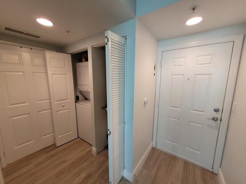 For Sale: $404,000 (1 beds, 1 baths, 782 Square Feet)